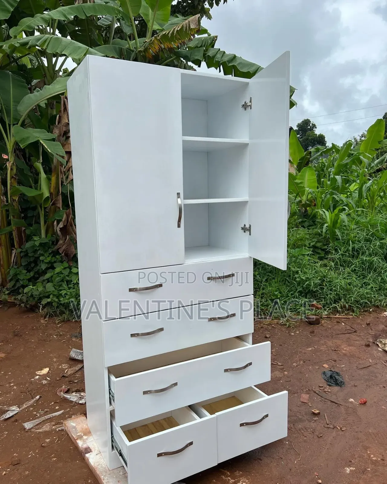 Dressers/Wardrobes/Cabinets