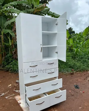 Dressers/Wardrobes/Cabinets