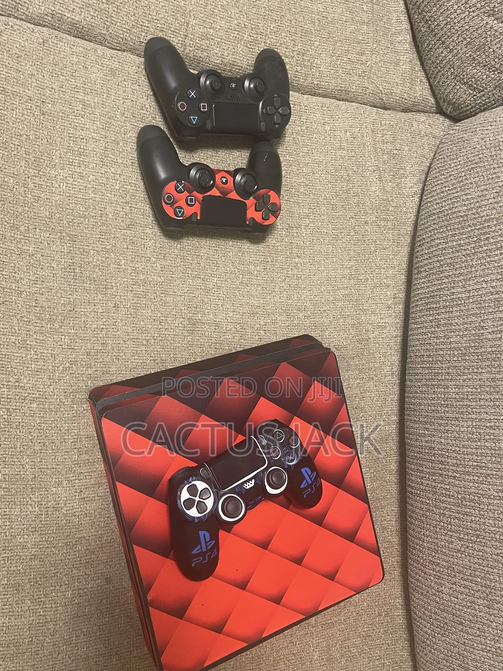 PS4 SLIM 500 Gb Storage Comes With 3 Pads
