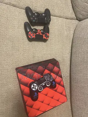 PS4 SLIM 500 Gb Storage Comes With 3 Pads