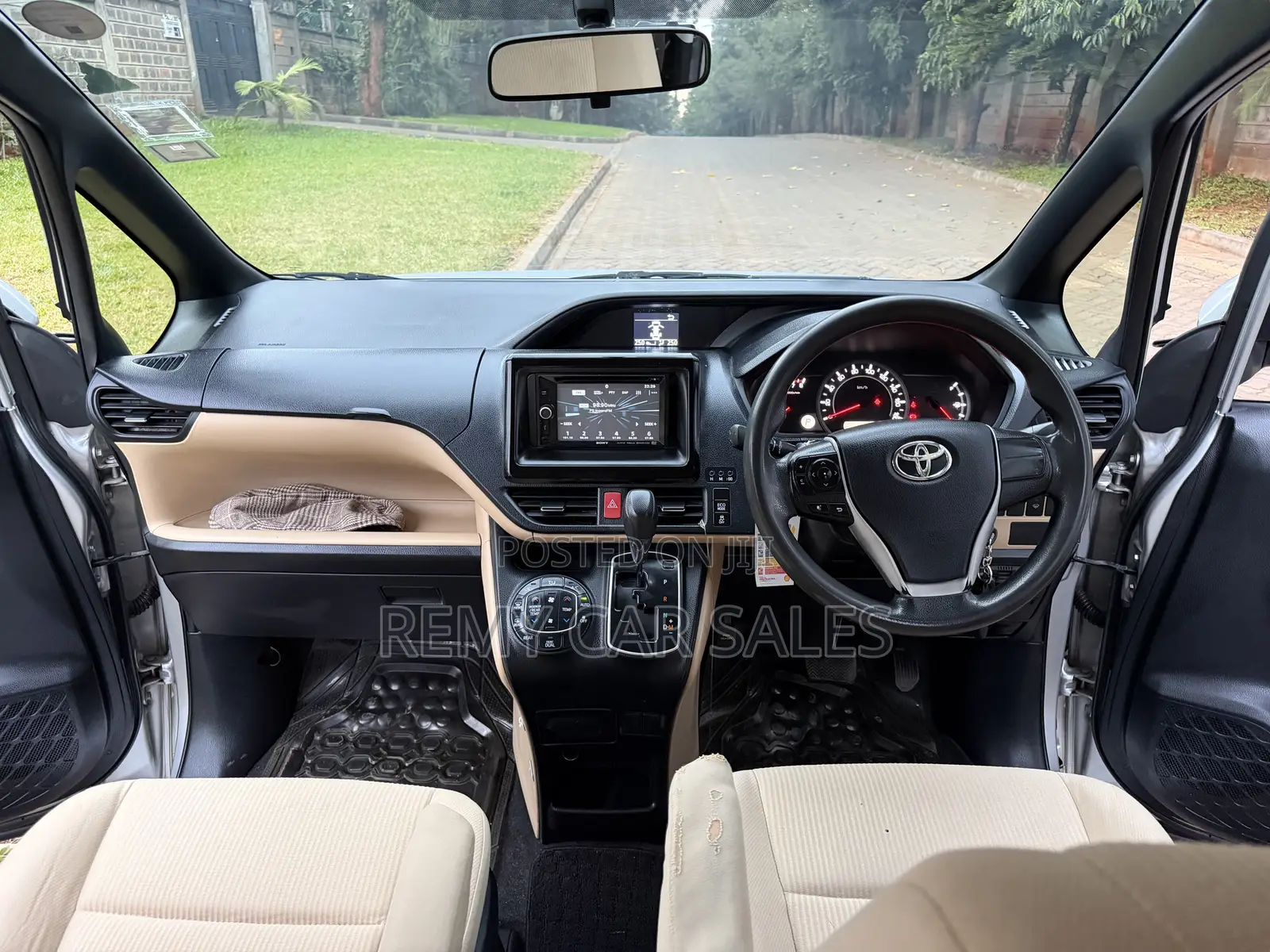 Toyota Noah 2014 White