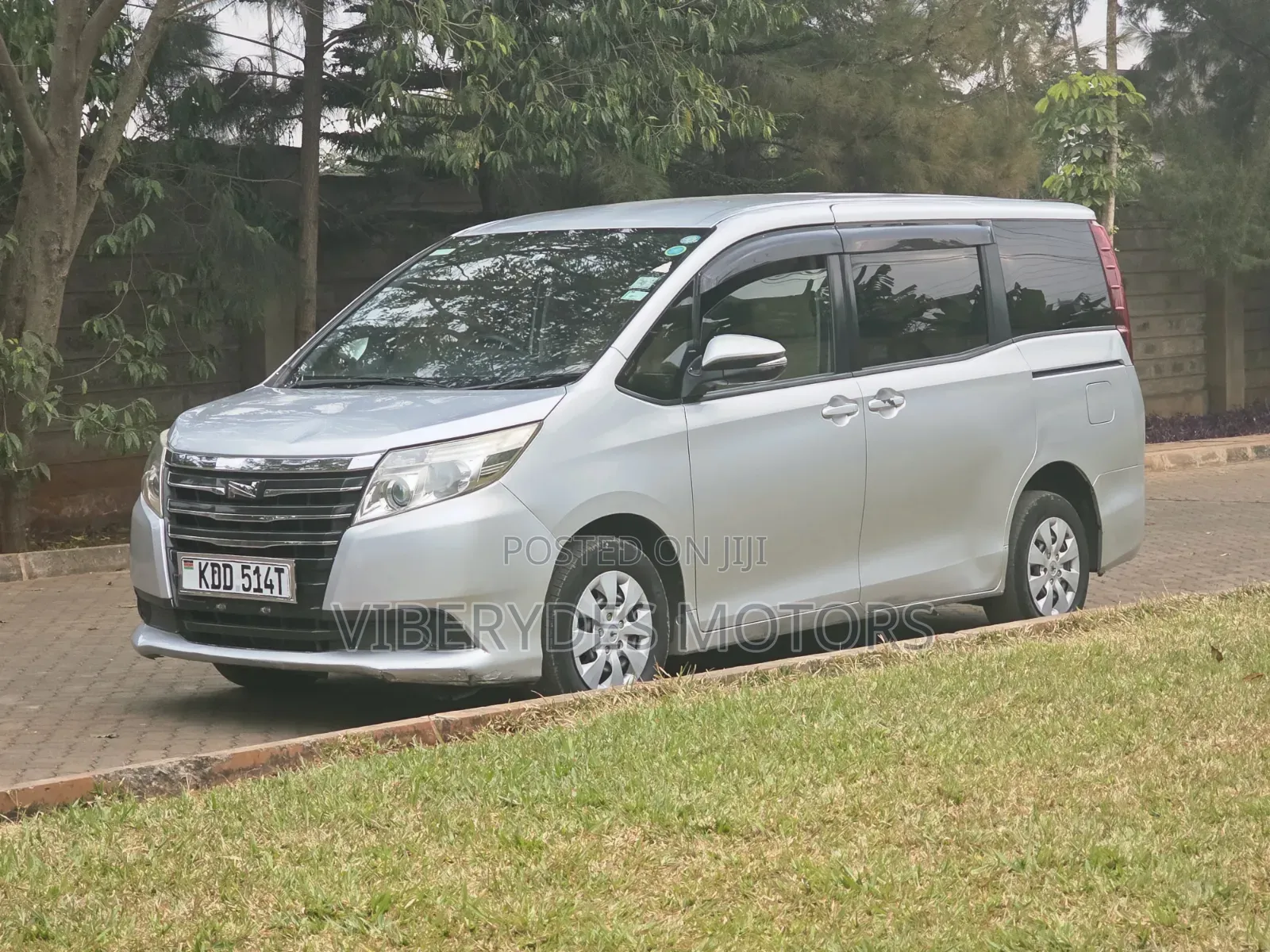 Toyota Noah 2014 Silver