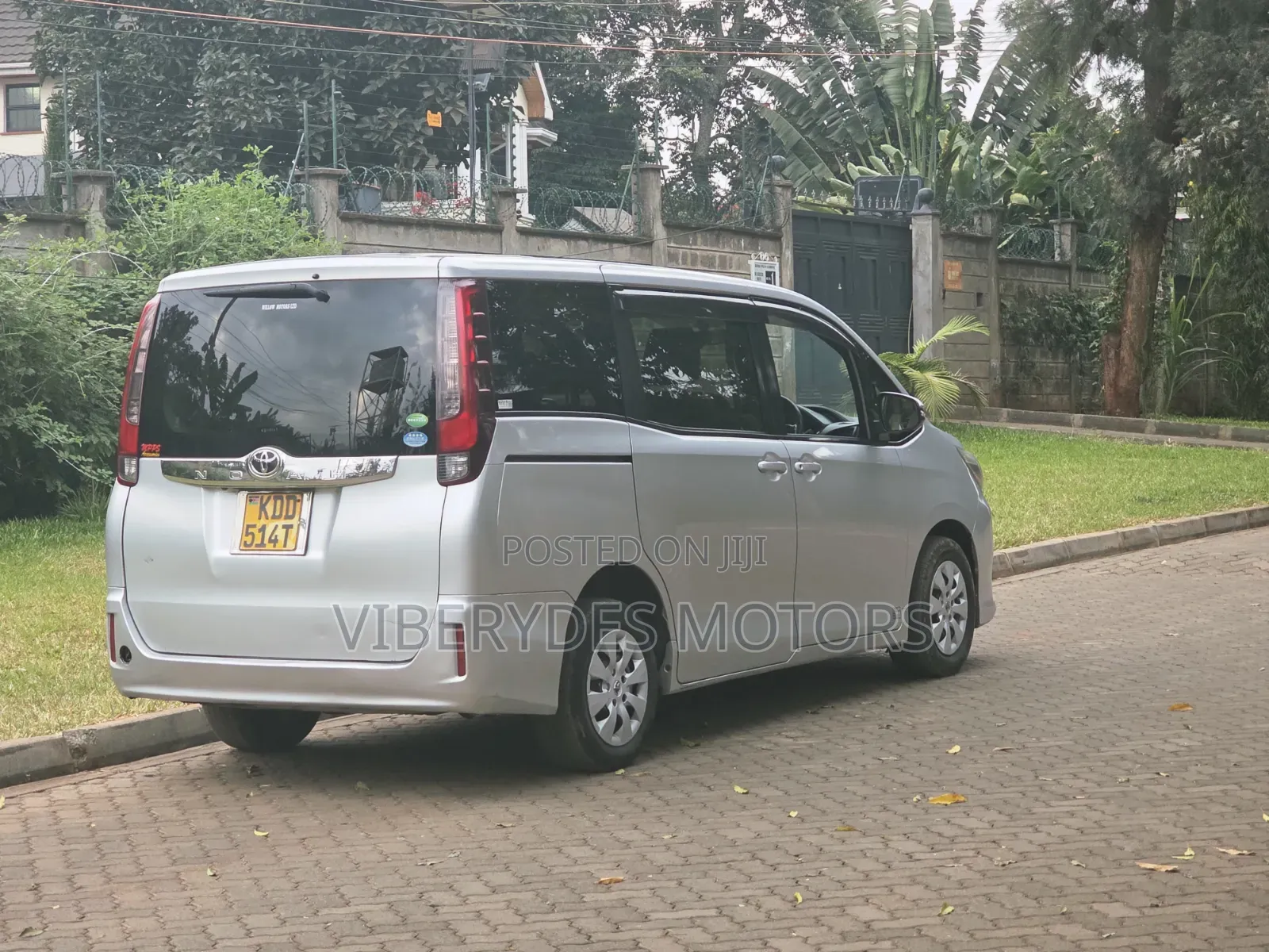 Toyota Noah 2014 Silver