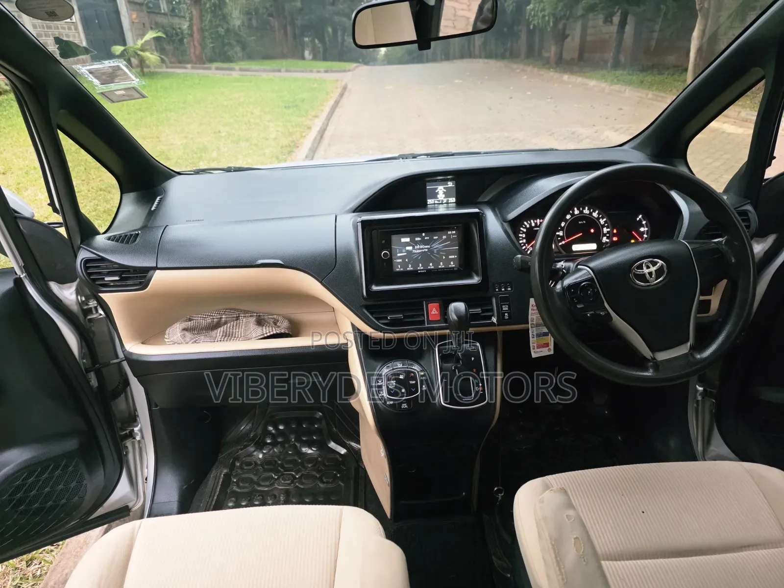 Toyota Noah 2014 Silver