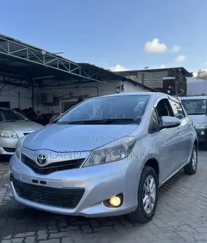 Toyota Vitz 1.5 FWD 5dr 2013 Silver