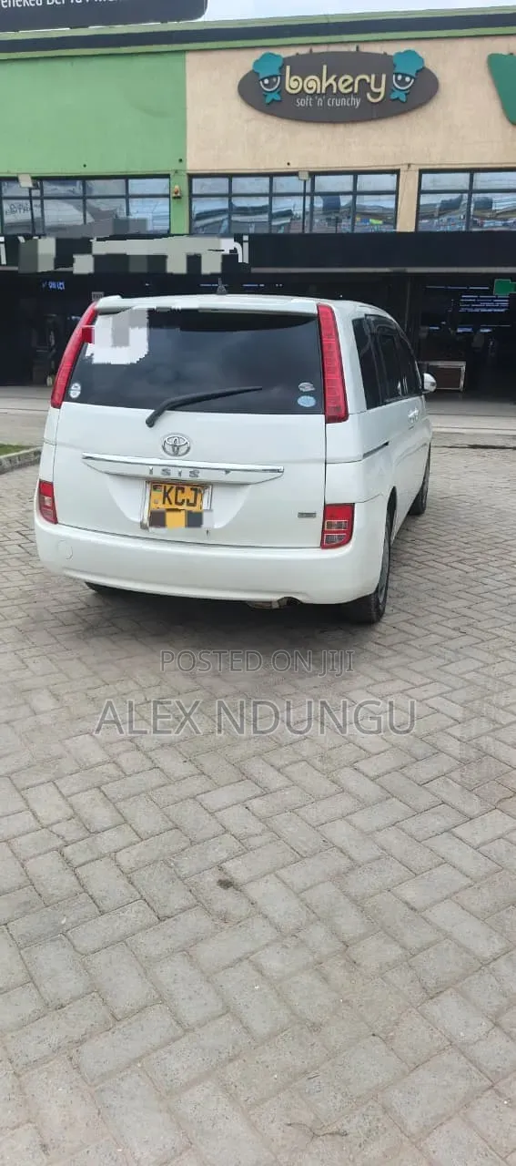 Toyota ISIS 2009 White
