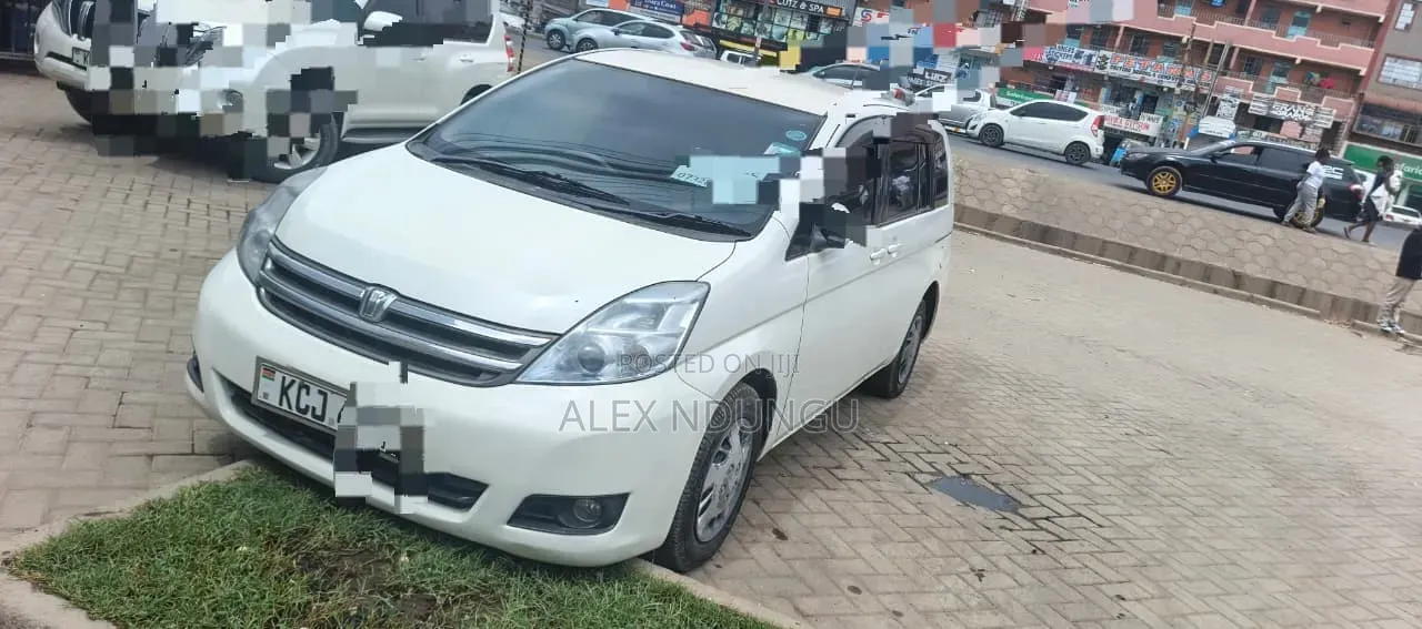 Toyota ISIS 2009 White