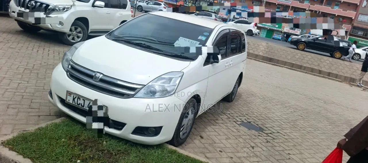 Toyota ISIS 2009 White