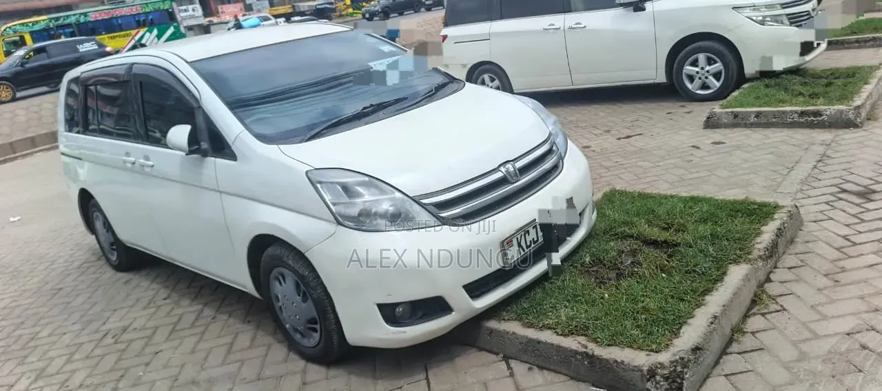Toyota ISIS 2009 White