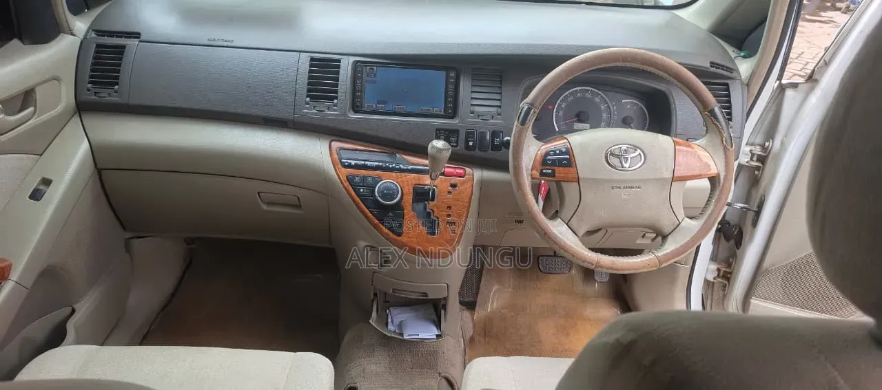 Toyota ISIS 2009 White