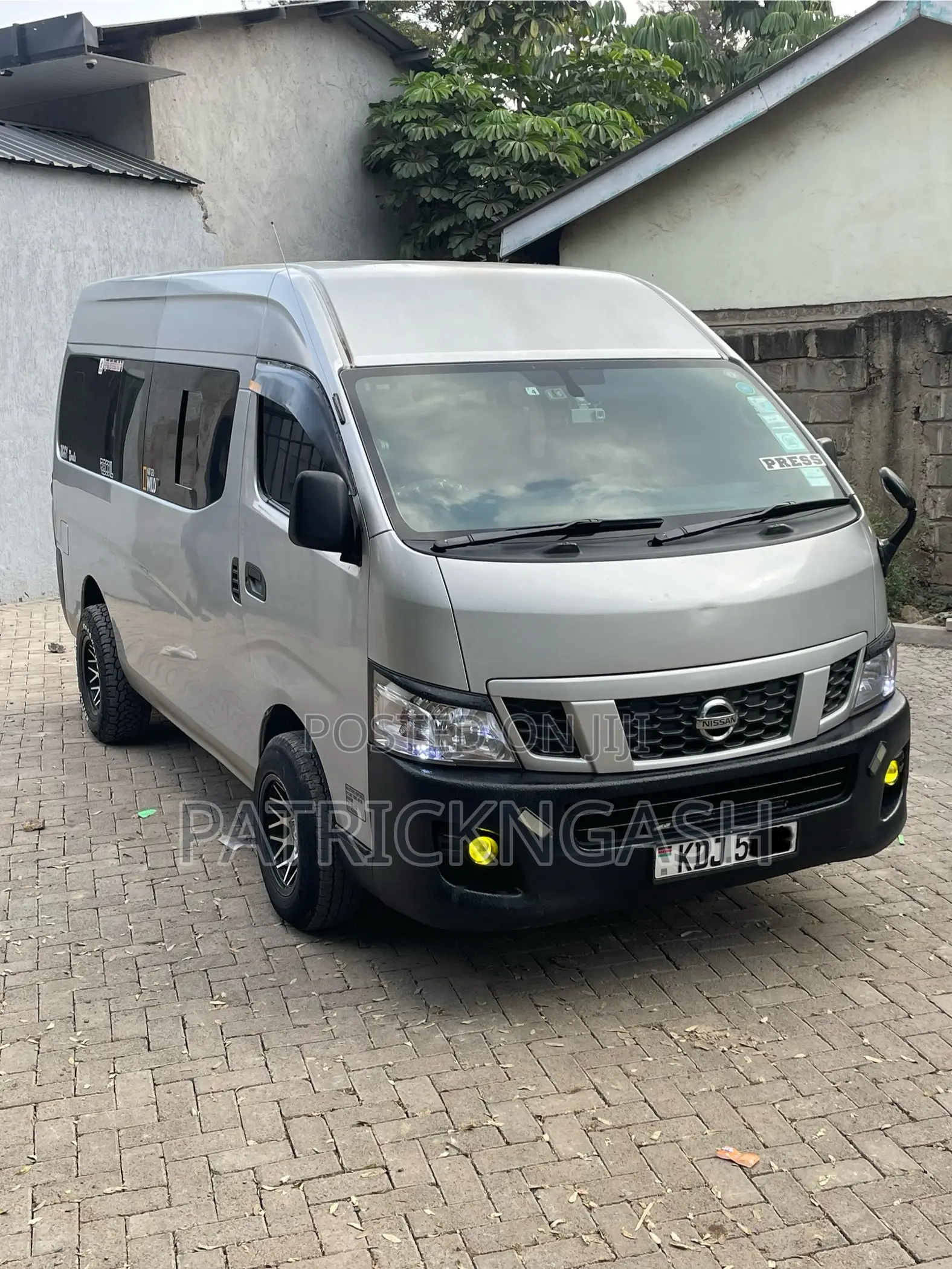 Nissan Caravan (Urvan) 2015 Silver