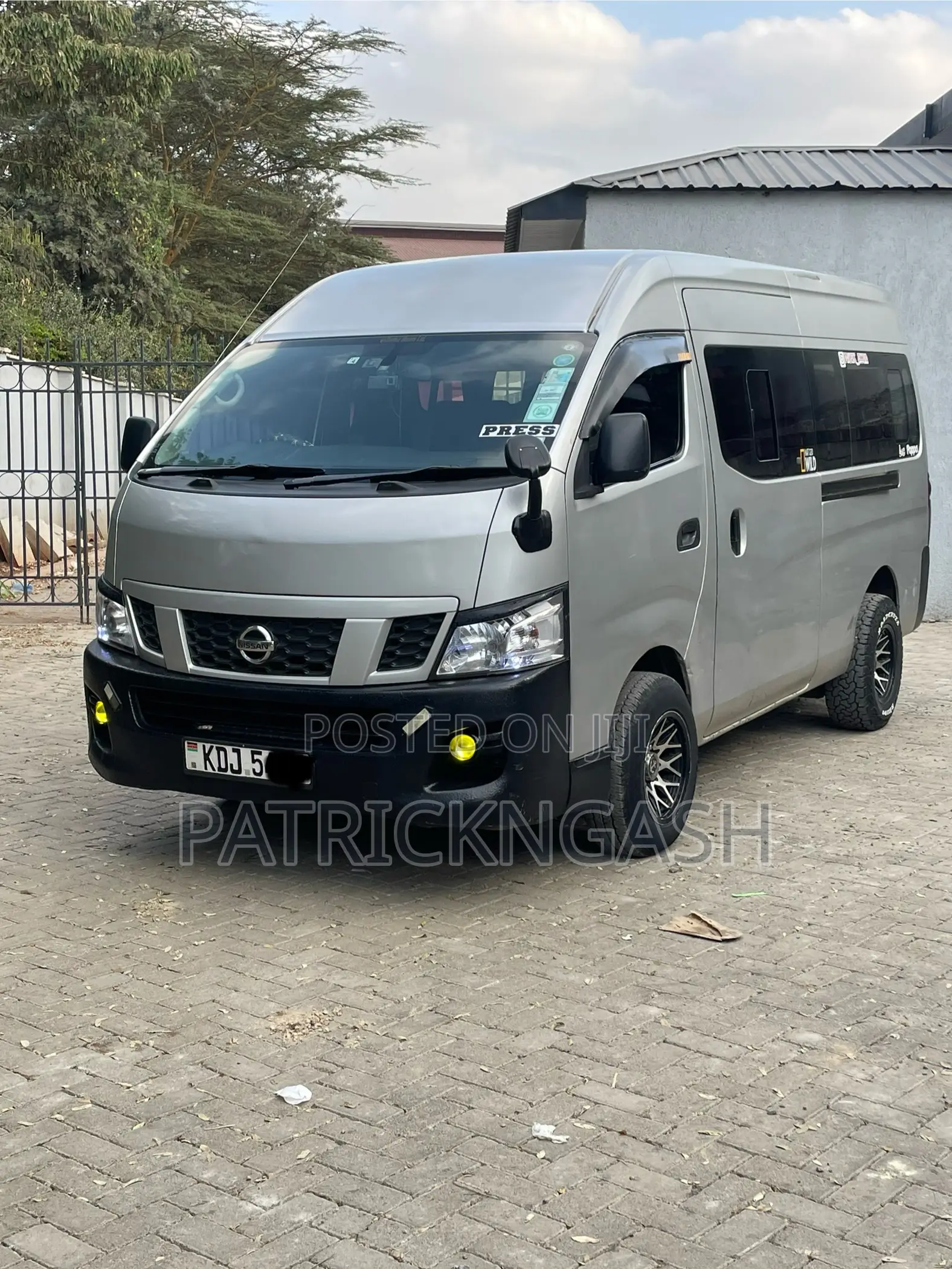 Nissan Caravan (Urvan) 2015 Silver