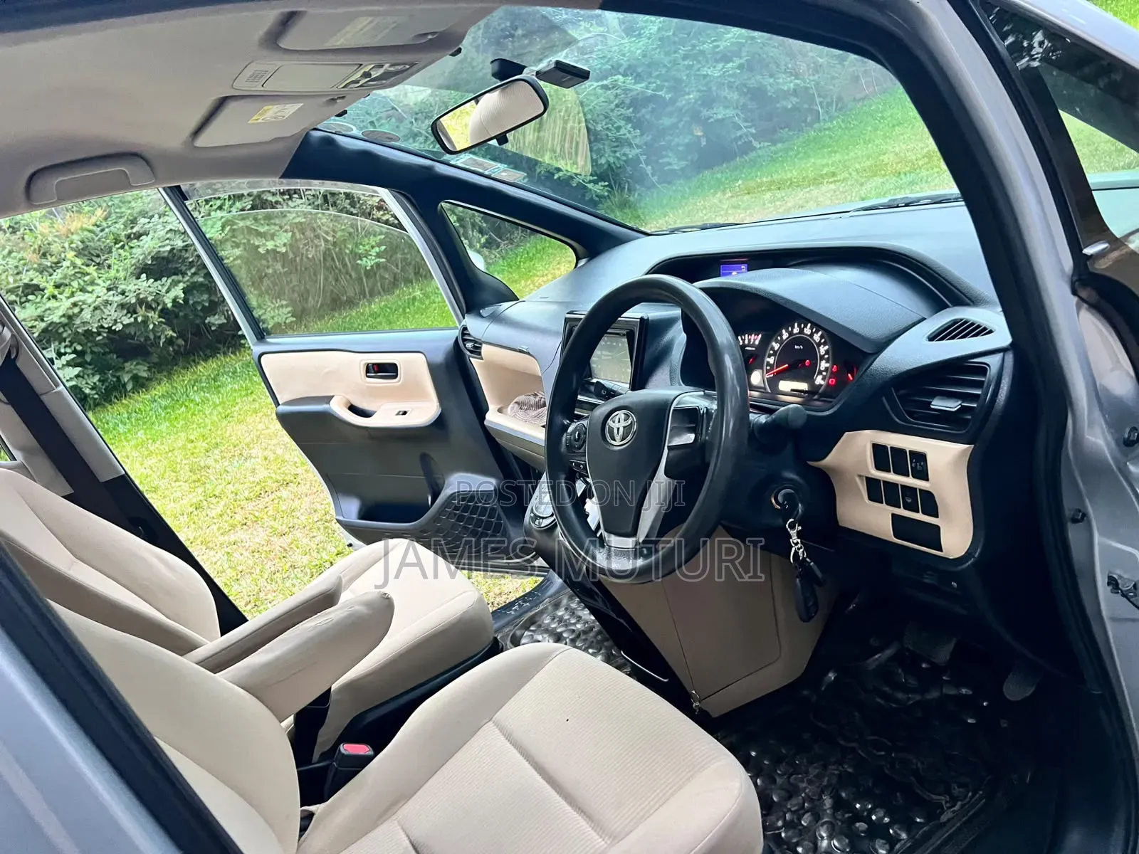 Toyota Noah 2014 Silver