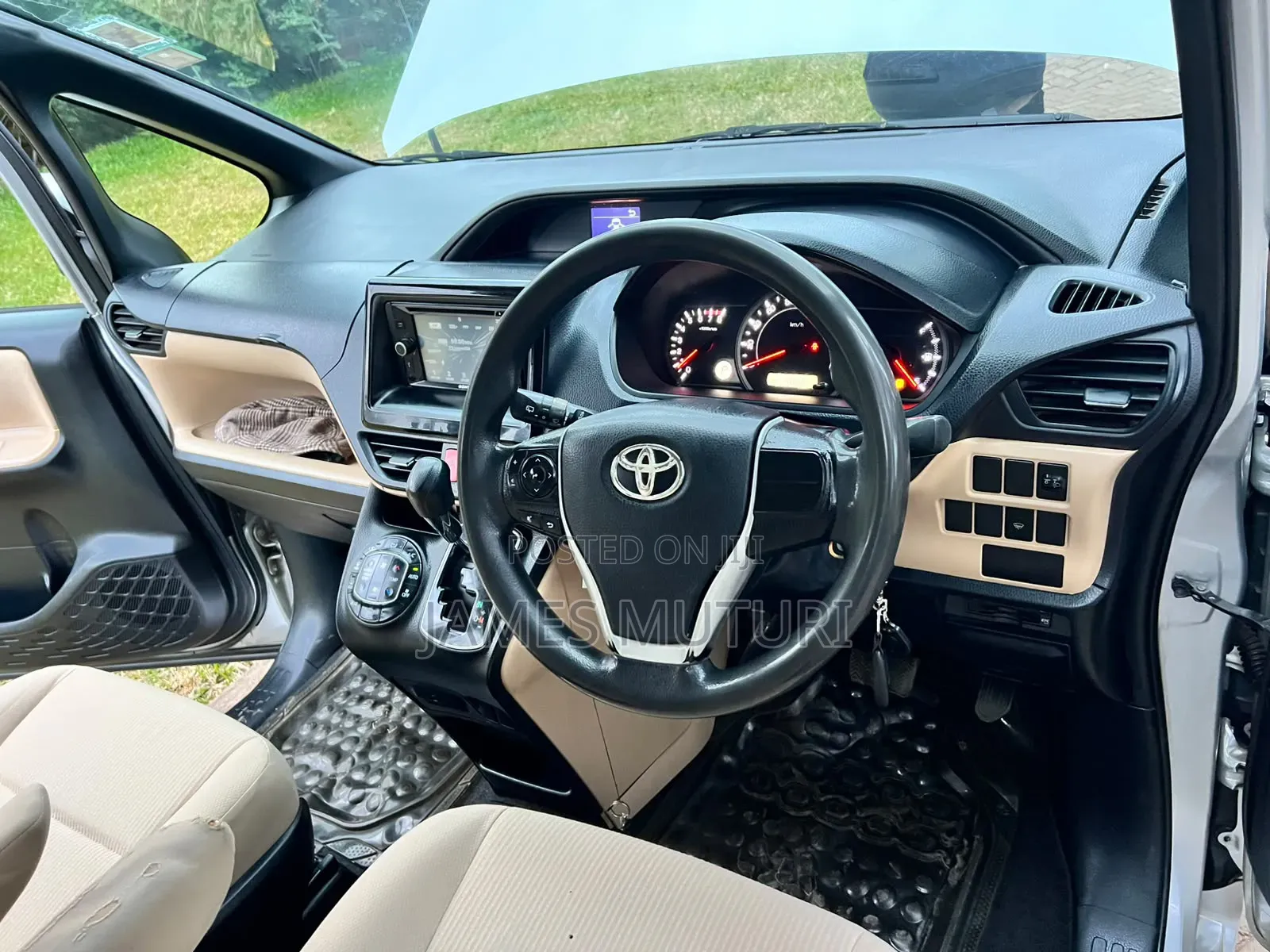 Toyota Noah 2014 Silver
