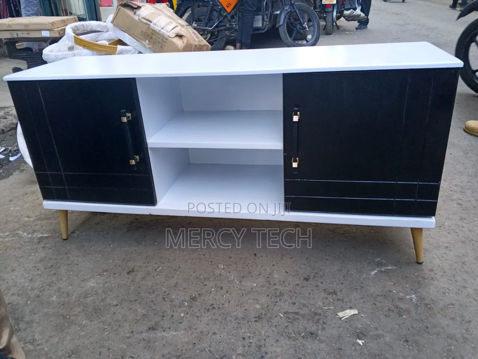 Executive American Flats TV Stand