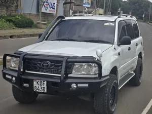 Toyota Land Cruiser 2001 White