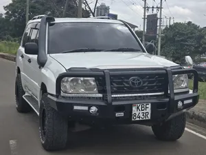 Toyota Land Cruiser 2001 White