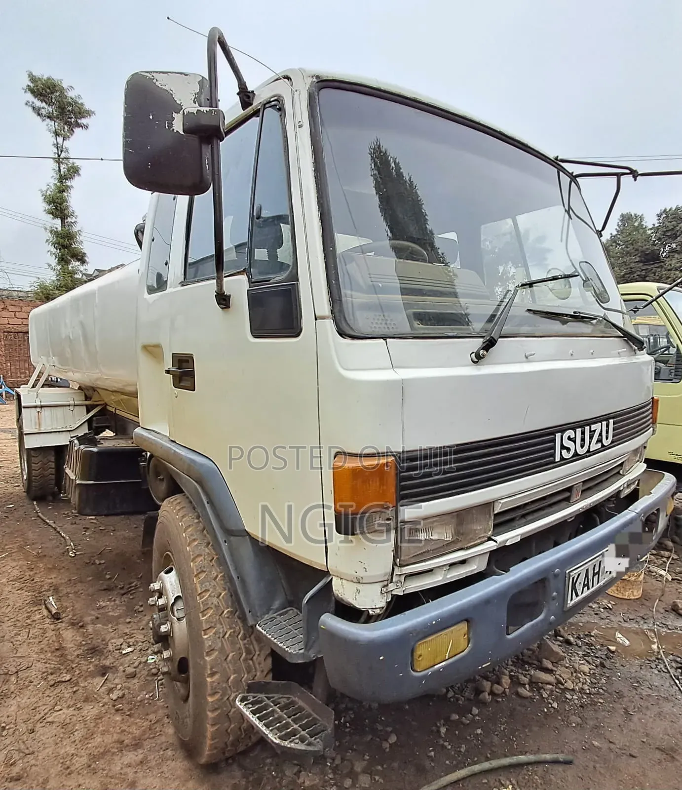 Isuzu FVR Truck 1996 White
