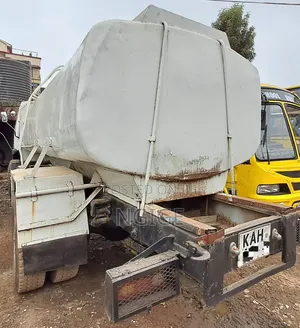 Isuzu FVR Truck 1996 White