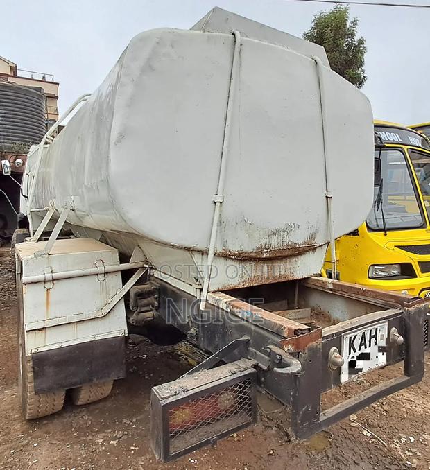 Isuzu FVR Truck 1996 White - thumbnail 4