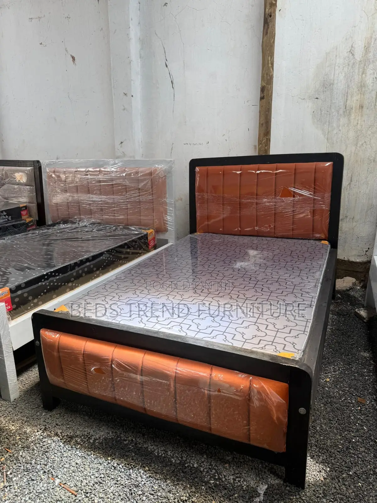 4x6 Mocket Bed Black Frame With Orange Upholstery
