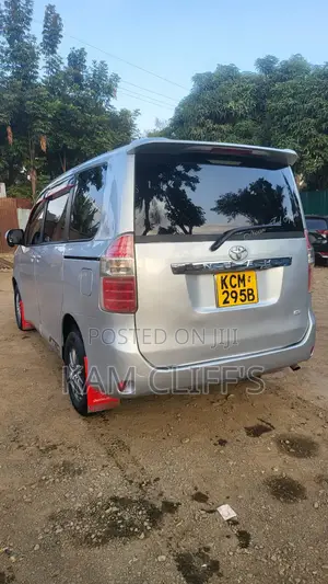 Toyota Noah 2010 Silver
