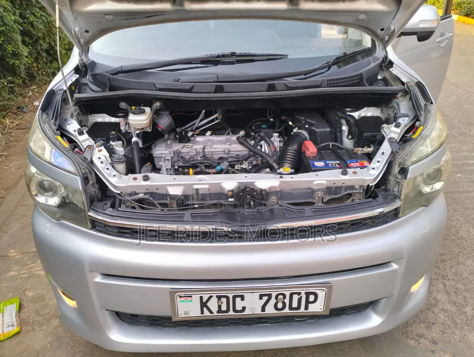 Toyota Voxy 2014 Silver