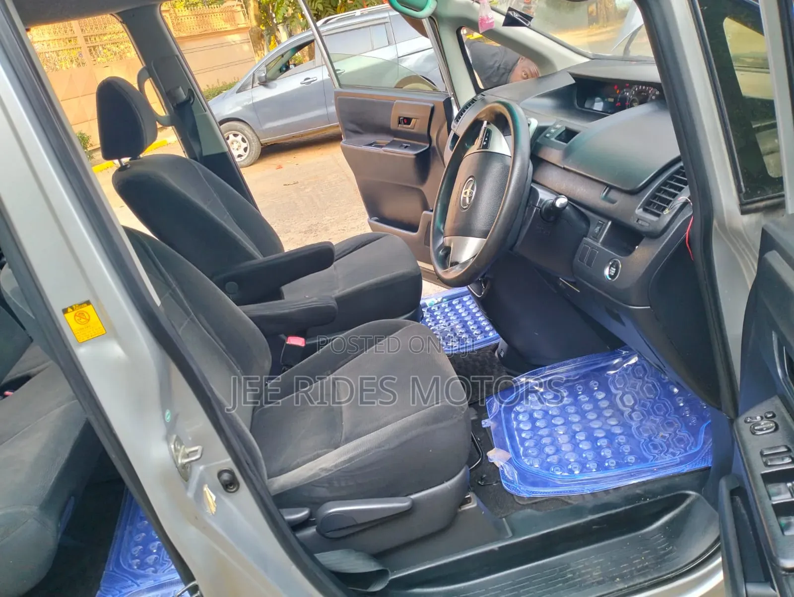Toyota Voxy 2014 Silver