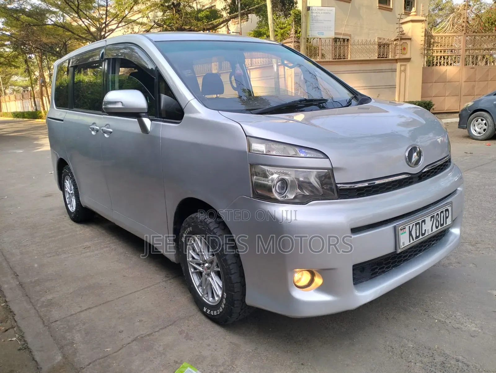 Toyota Voxy 2014 Silver