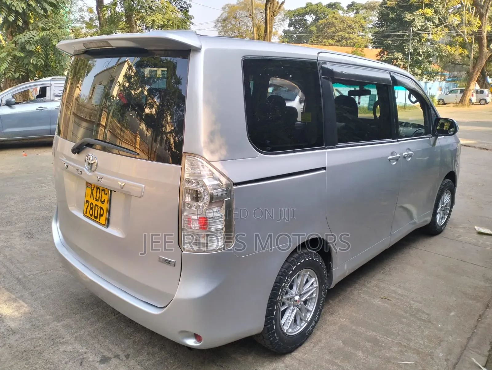 Toyota Voxy 2014 Silver