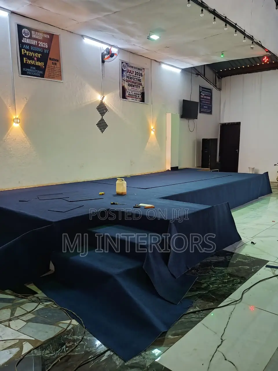 Blue Wall to Wall Carpet With Smooth Finish