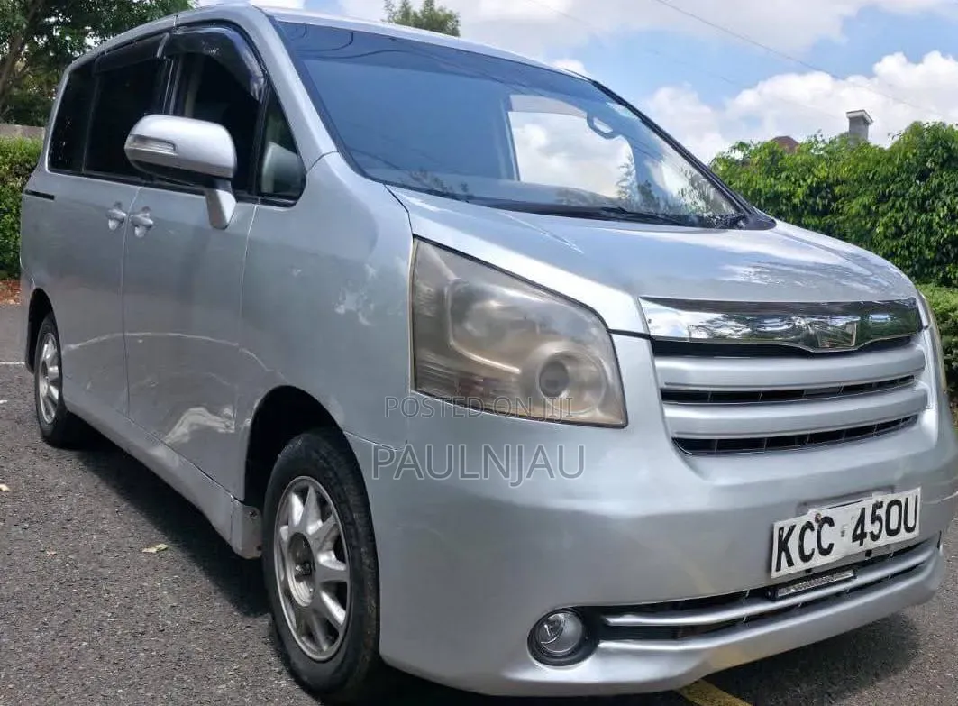 Toyota Noah 2008