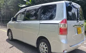 Toyota Noah 2008