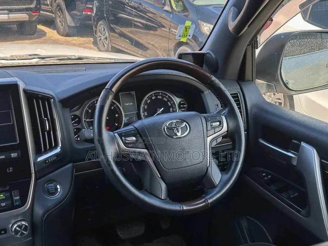 Toyota Land Cruiser 4.6 V8 ZX 2019 Pearl