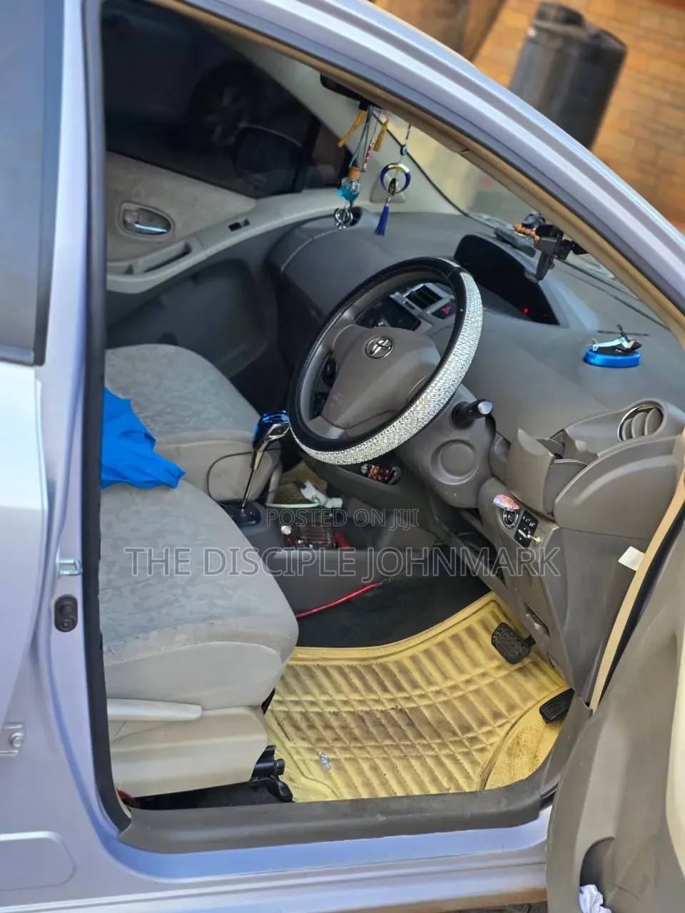 Toyota Vitz 2010 Silver