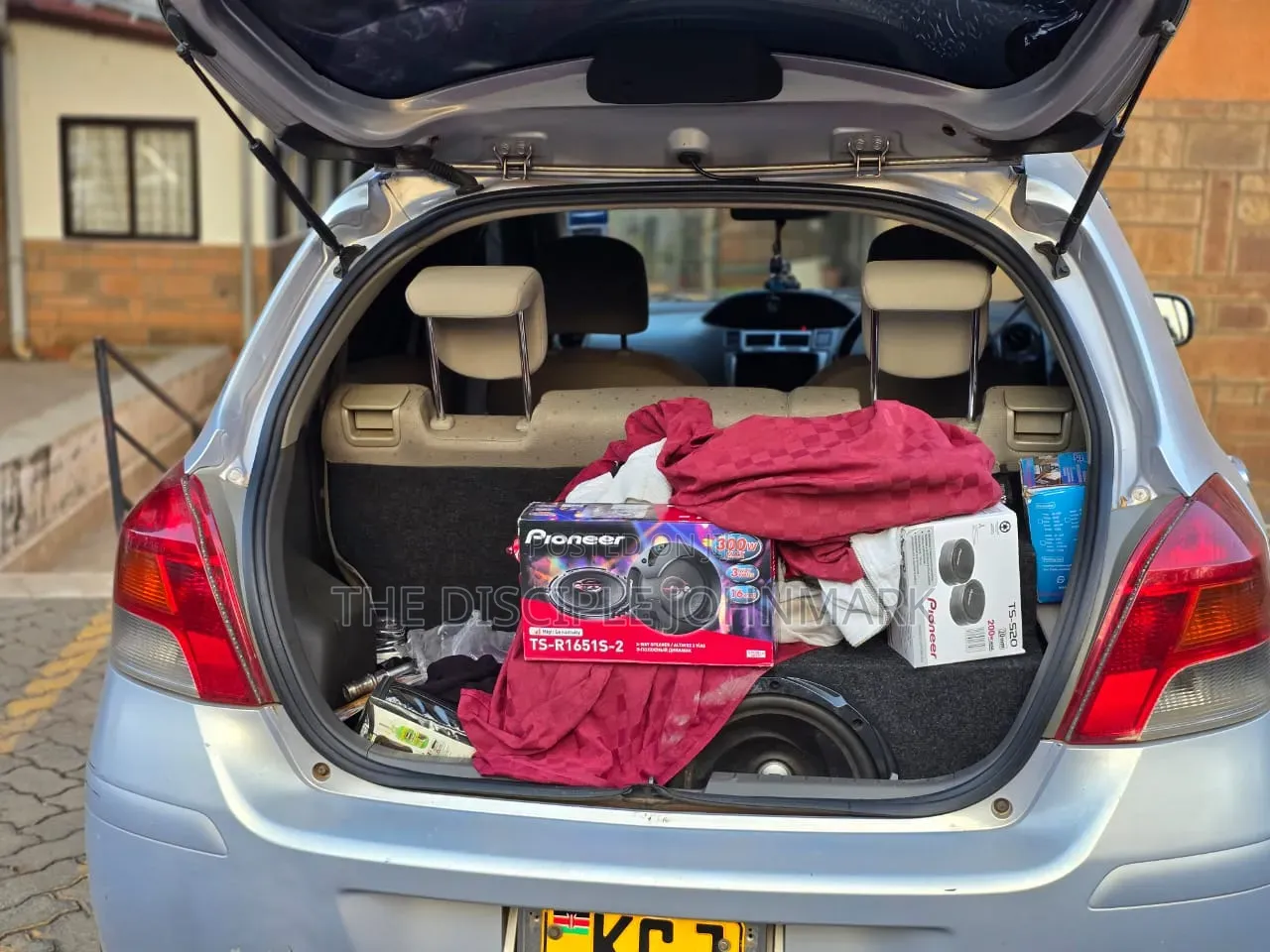 Toyota Vitz 2010 Silver