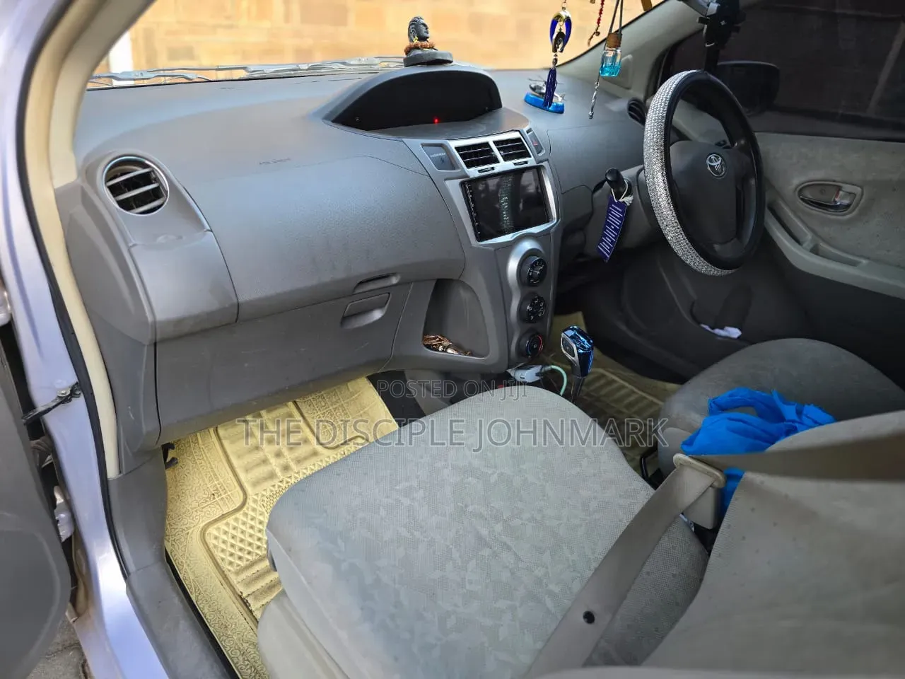 Toyota Vitz 2010 Silver