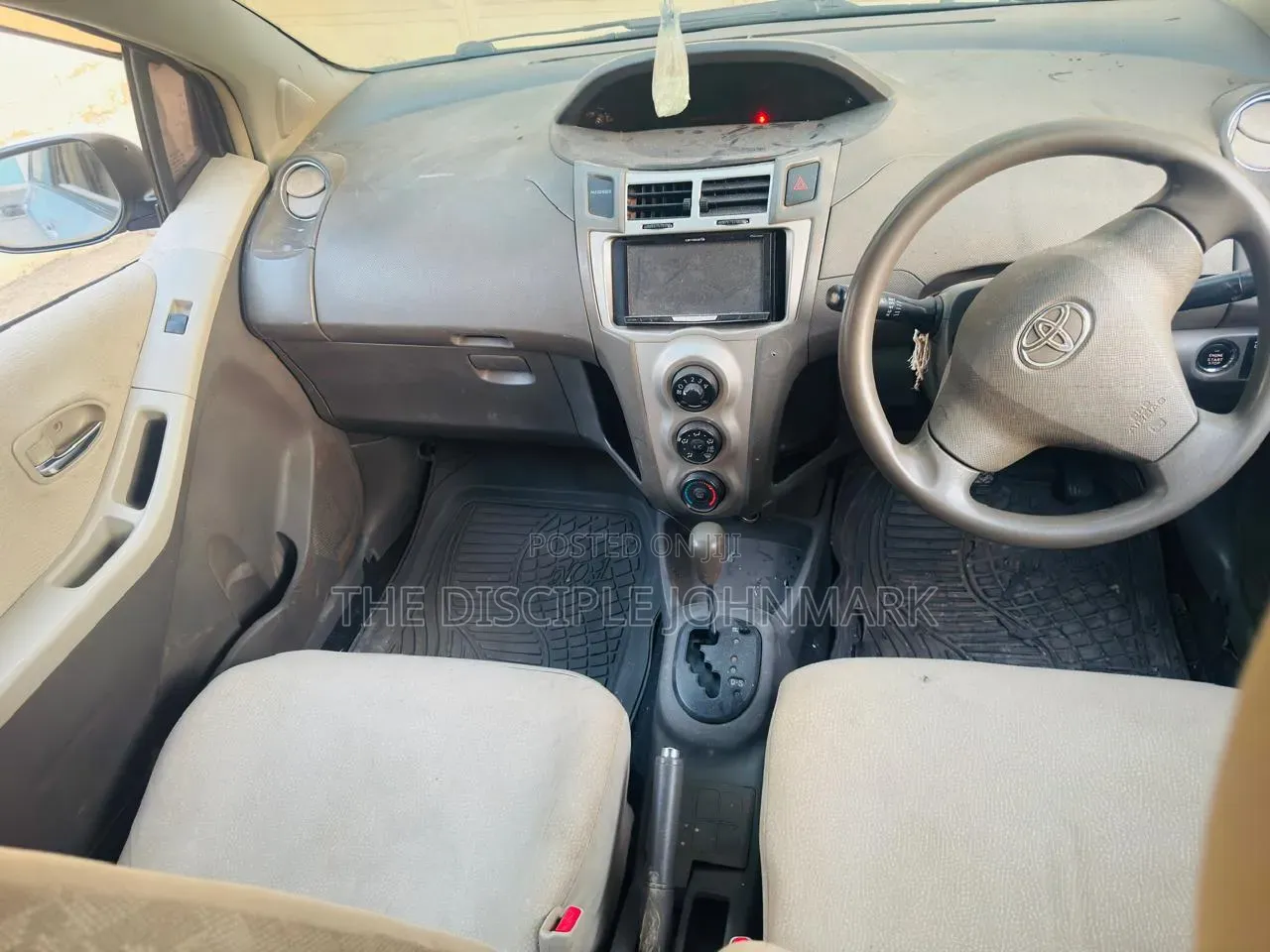 Toyota Vitz 2010 Silver