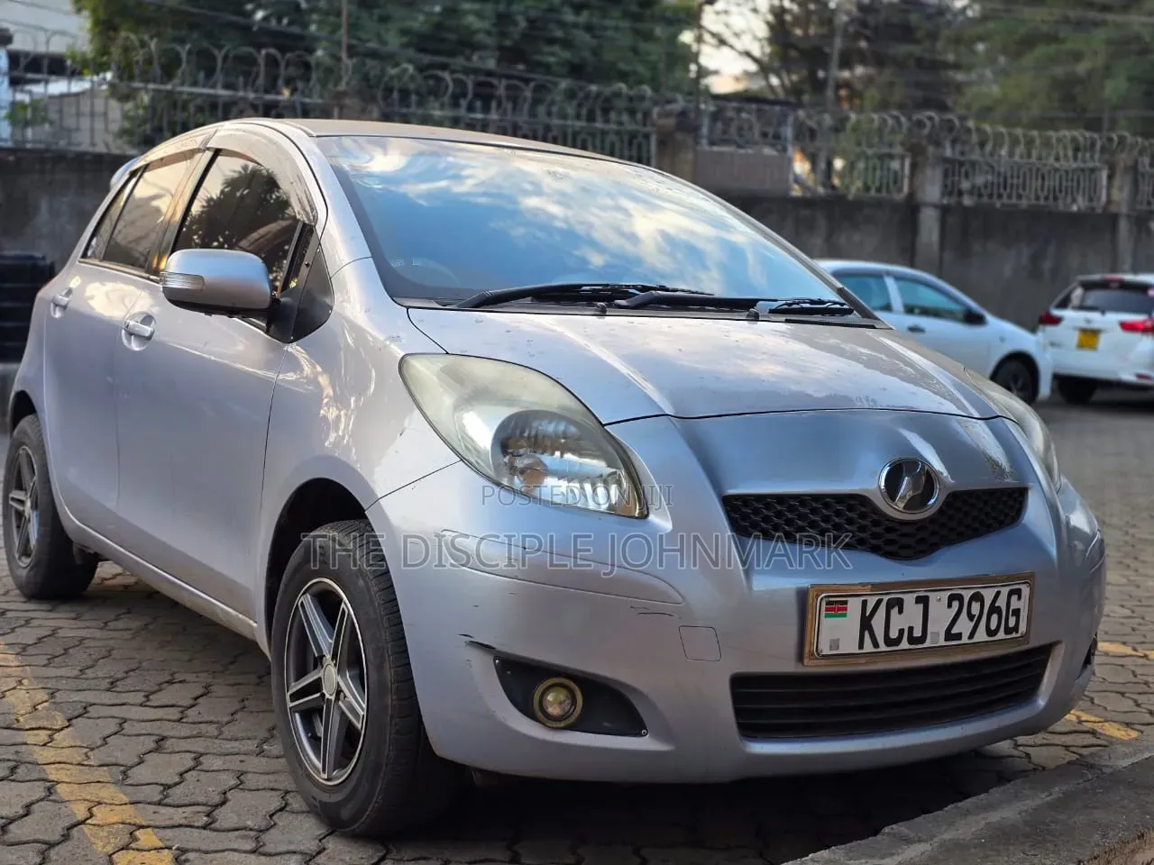 Toyota Vitz 2010 Silver