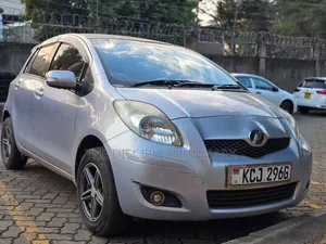 Toyota Vitz 2010 Silver