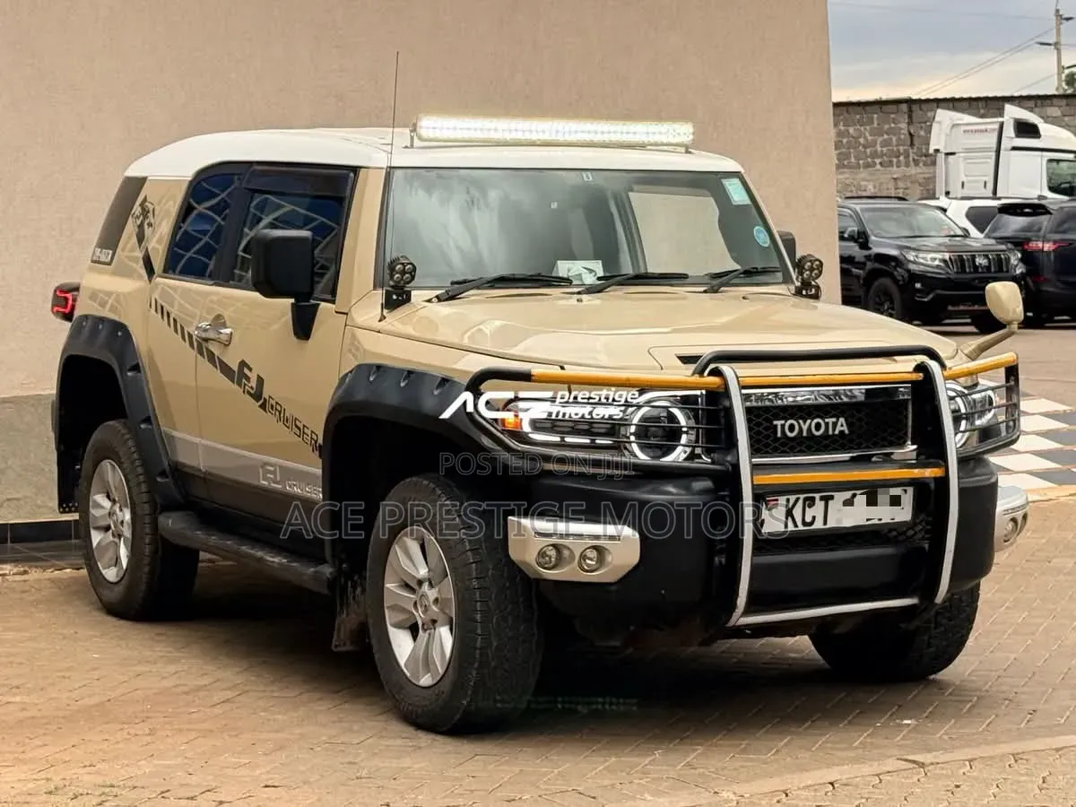 Toyota FJ Cruiser 4x4 Automatic 2012 Beige