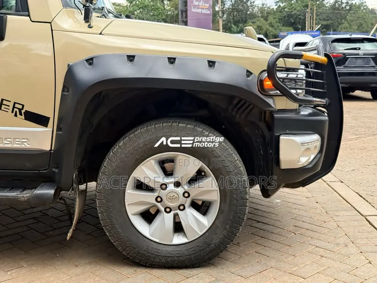 Toyota FJ Cruiser 4x4 Automatic 2012 Beige