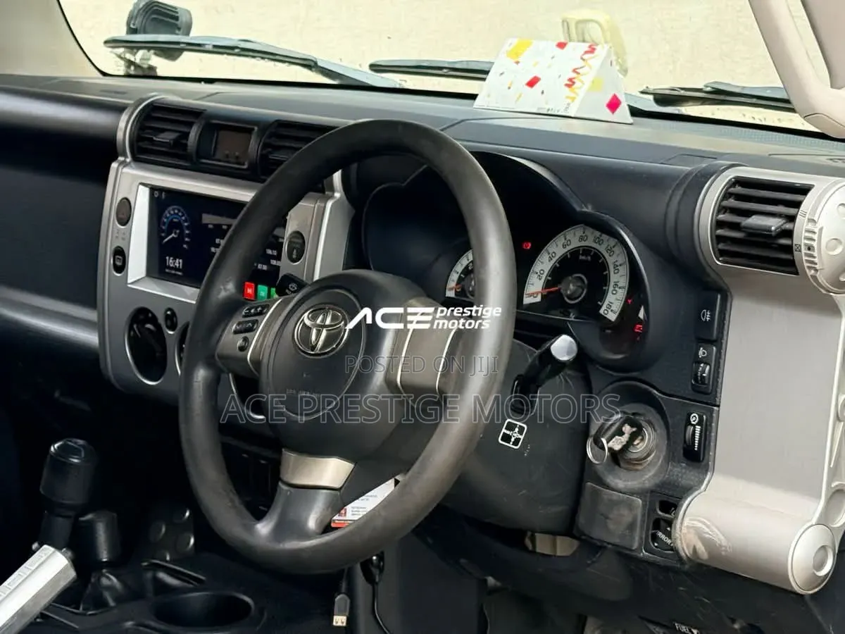 Toyota FJ Cruiser 4x4 Automatic 2012 Beige