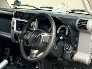 Toyota FJ Cruiser 4x4 Automatic 2012 Beige