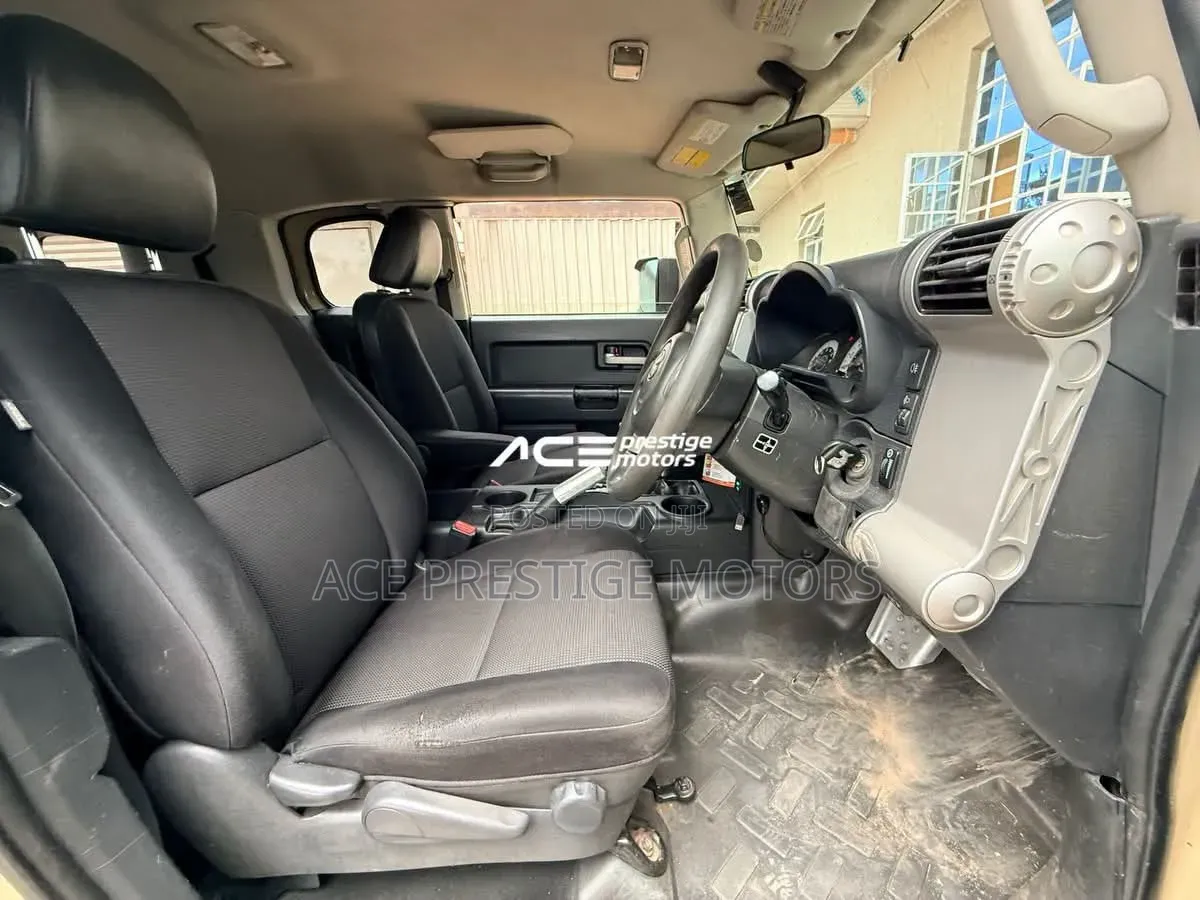 Toyota FJ Cruiser 4x4 Automatic 2012 Beige