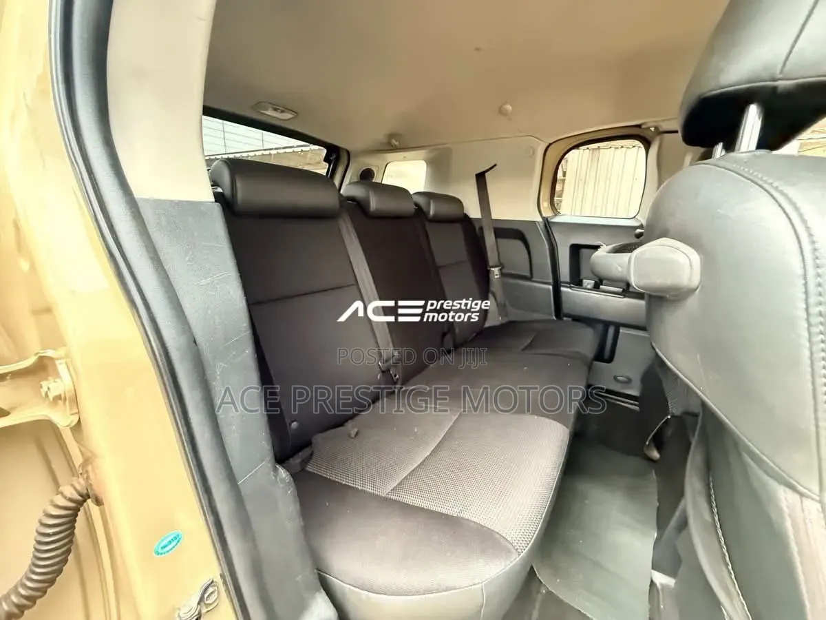 Toyota FJ Cruiser 4x4 Automatic 2012 Beige