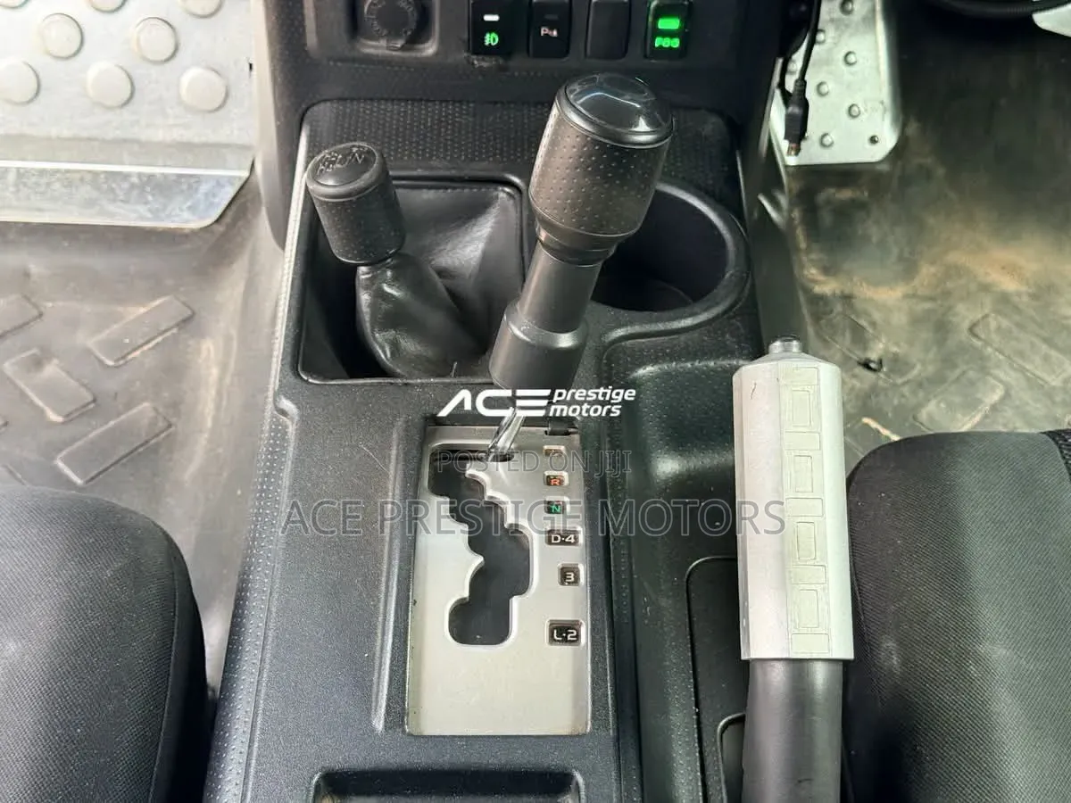 Toyota FJ Cruiser 4x4 Automatic 2012 Beige