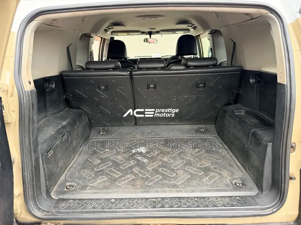 Toyota FJ Cruiser 4x4 Automatic 2012 Beige
