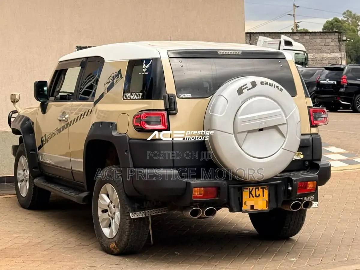 Toyota FJ Cruiser 4x4 Automatic 2012 Beige