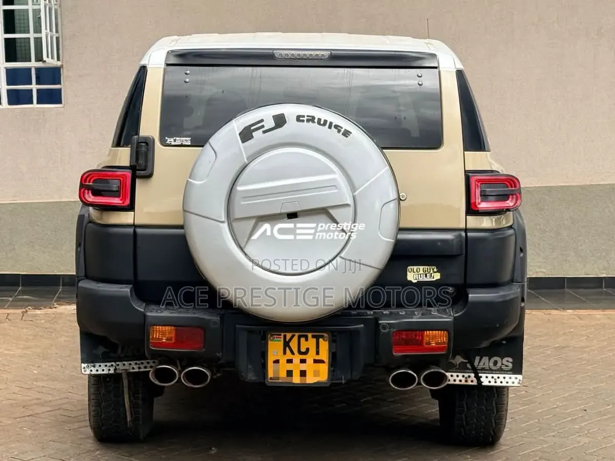 Toyota FJ Cruiser 4x4 Automatic 2012 Beige